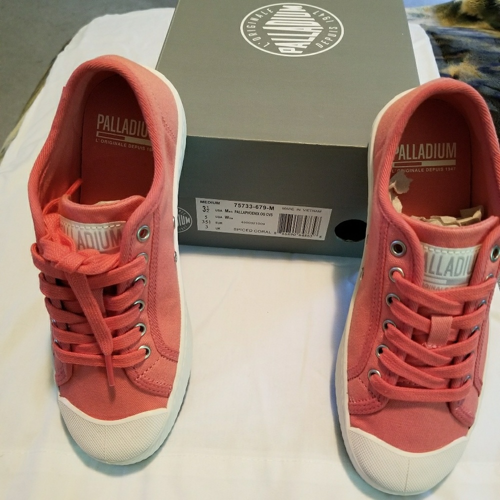 BRAND NEW PALLADIUM SNEAKERS.👟